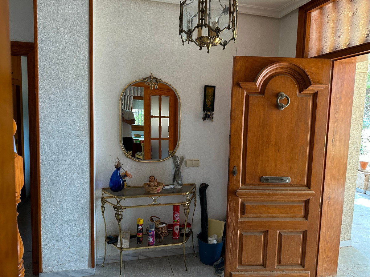 For sale - 8 Bedroom 4 Bathroom House - Detached Villa in Torrevieja - Torrevieja Centro  - Alicante