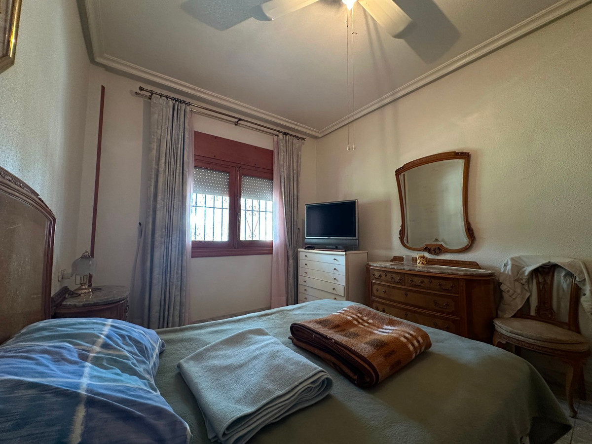 For sale - 8 Bedroom 4 Bathroom House - Detached Villa in Torrevieja - Torrevieja Centro  - Alicante