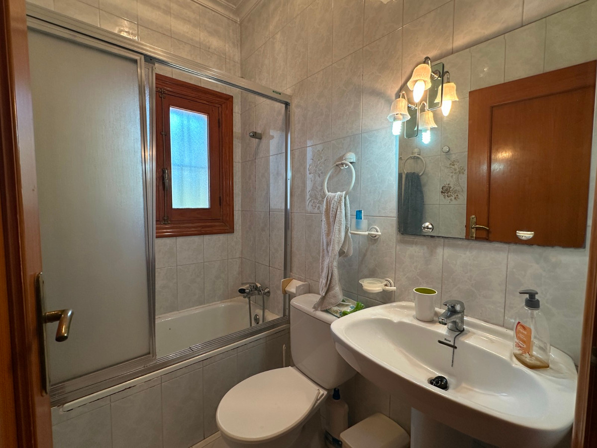 For sale - 8 Bedroom 4 Bathroom House - Detached Villa in Torrevieja - Torrevieja Centro  - Alicante