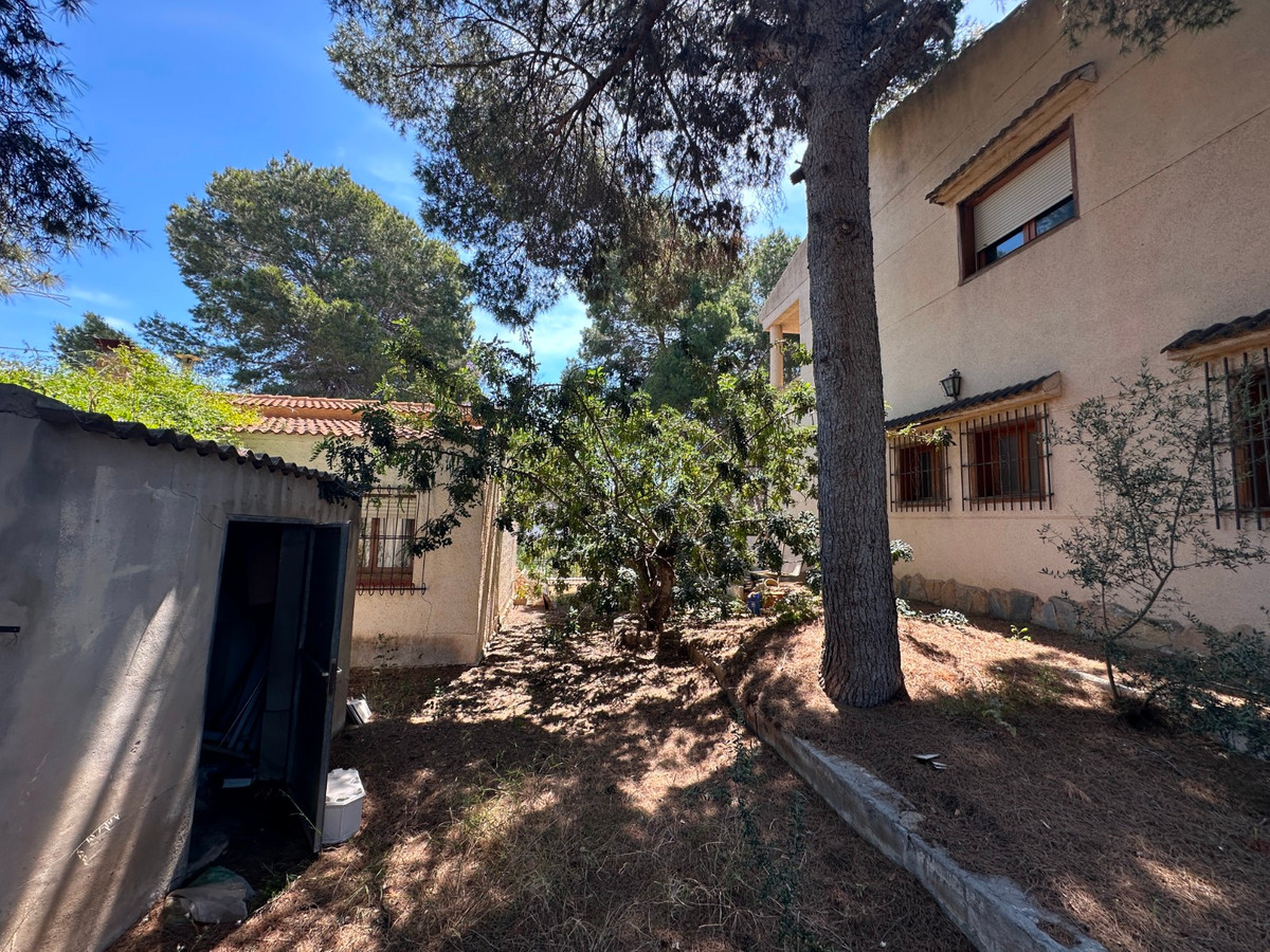 For sale - 8 Bedroom 4 Bathroom House - Detached Villa in Torrevieja - Torrevieja Centro  - Alicante
