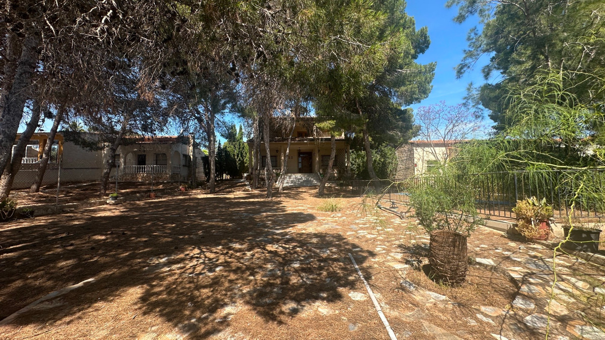 For sale - 8 Bedroom 4 Bathroom House - Detached Villa in Torrevieja - Torrevieja Centro  - Alicante