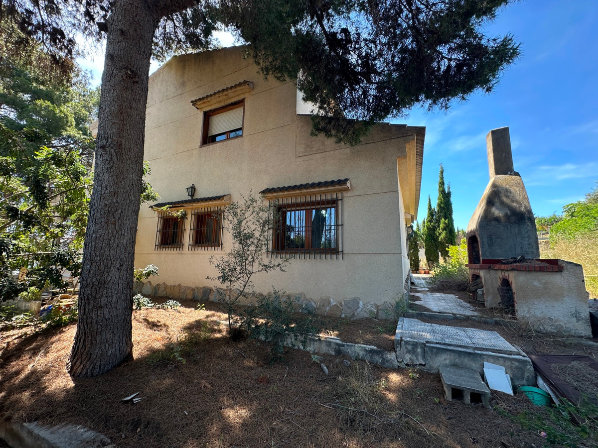 For sale - 8 Bedroom 4 Bathroom House - Detached Villa in Torrevieja - Torrevieja Centro  - Alicante