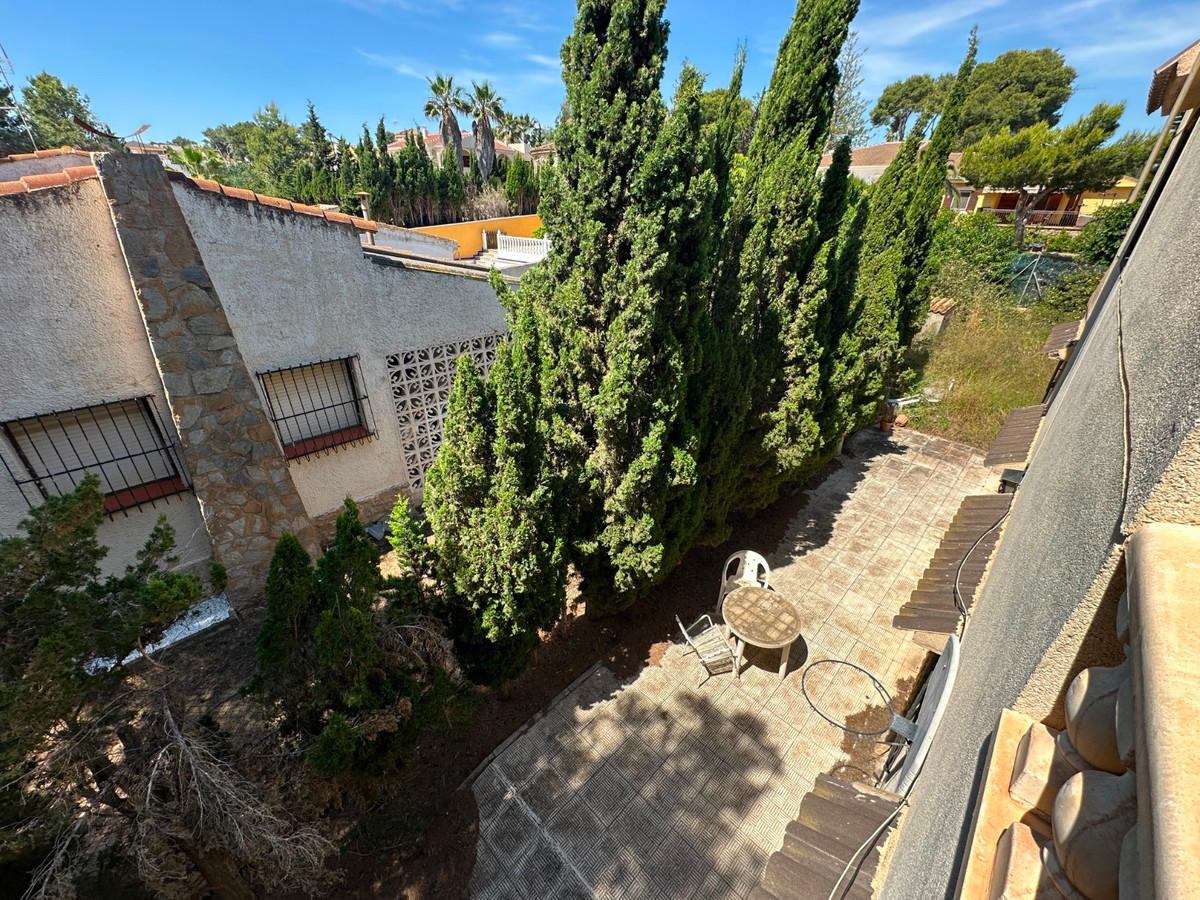 For sale - 8 Bedroom 4 Bathroom House - Detached Villa in Torrevieja - Torrevieja Centro  - Alicante