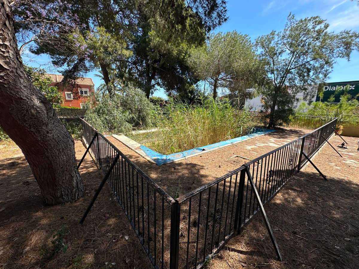 For sale - 8 Bedroom 4 Bathroom House - Detached Villa in Torrevieja - Torrevieja Centro  - Alicante