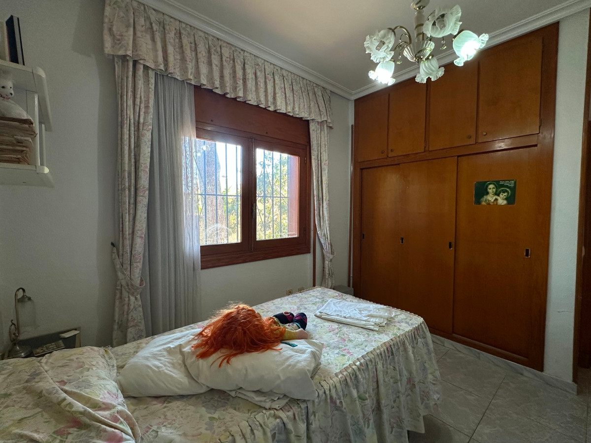 For sale - 8 Bedroom 4 Bathroom House - Detached Villa in Torrevieja - Torrevieja Centro  - Alicante