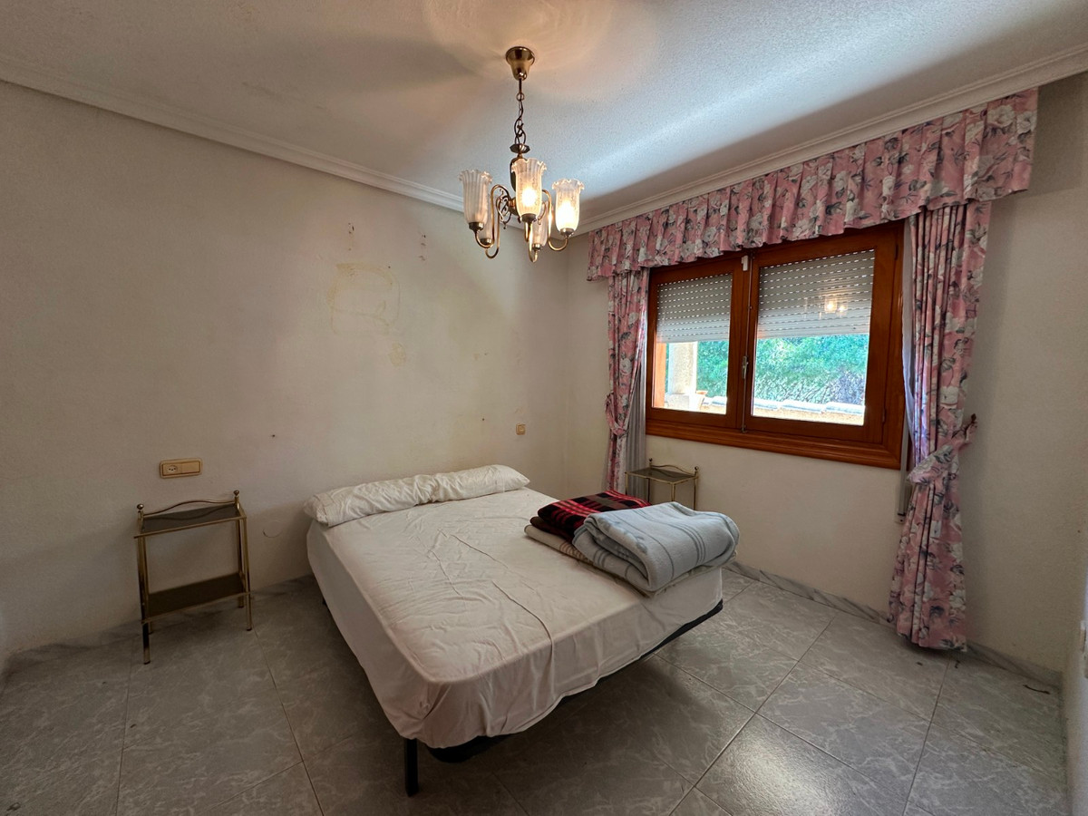 For sale - 8 Bedroom 4 Bathroom House - Detached Villa in Torrevieja - Torrevieja Centro  - Alicante