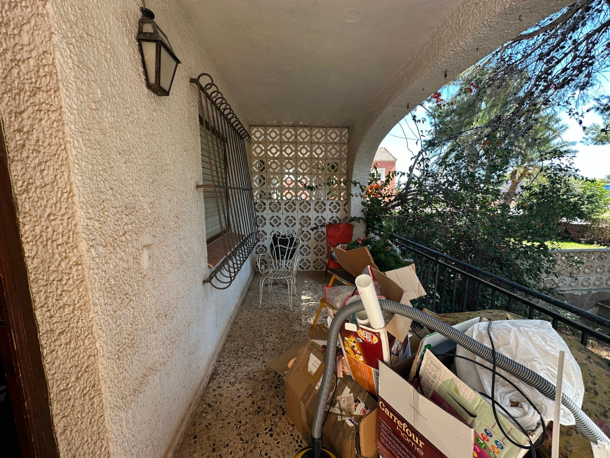 For sale - 8 Bedroom 4 Bathroom House - Detached Villa in Torrevieja - Torrevieja Centro  - Alicante