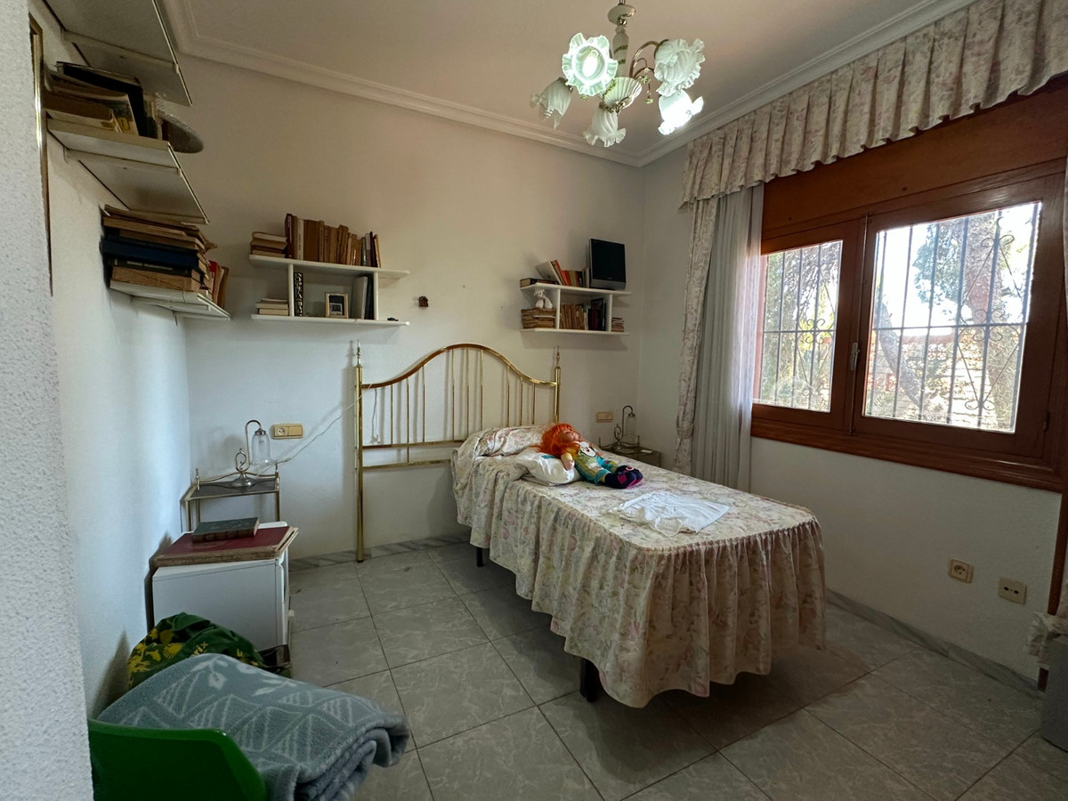 For sale - 8 Bedroom 4 Bathroom House - Detached Villa in Torrevieja - Torrevieja Centro  - Alicante