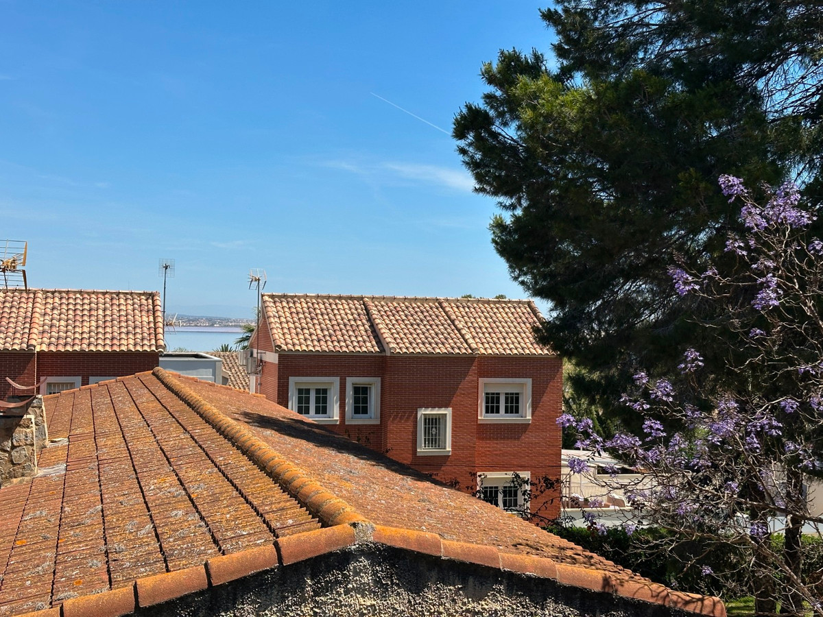For sale - 8 Bedroom 4 Bathroom House - Detached Villa in Torrevieja - Torrevieja Centro  - Alicante