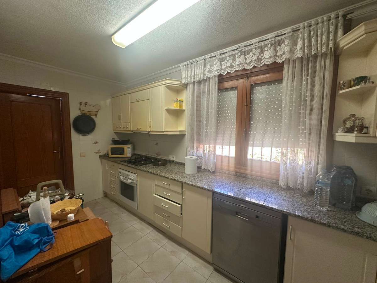 For sale - 8 Bedroom 4 Bathroom House - Detached Villa in Torrevieja - Torrevieja Centro  - Alicante