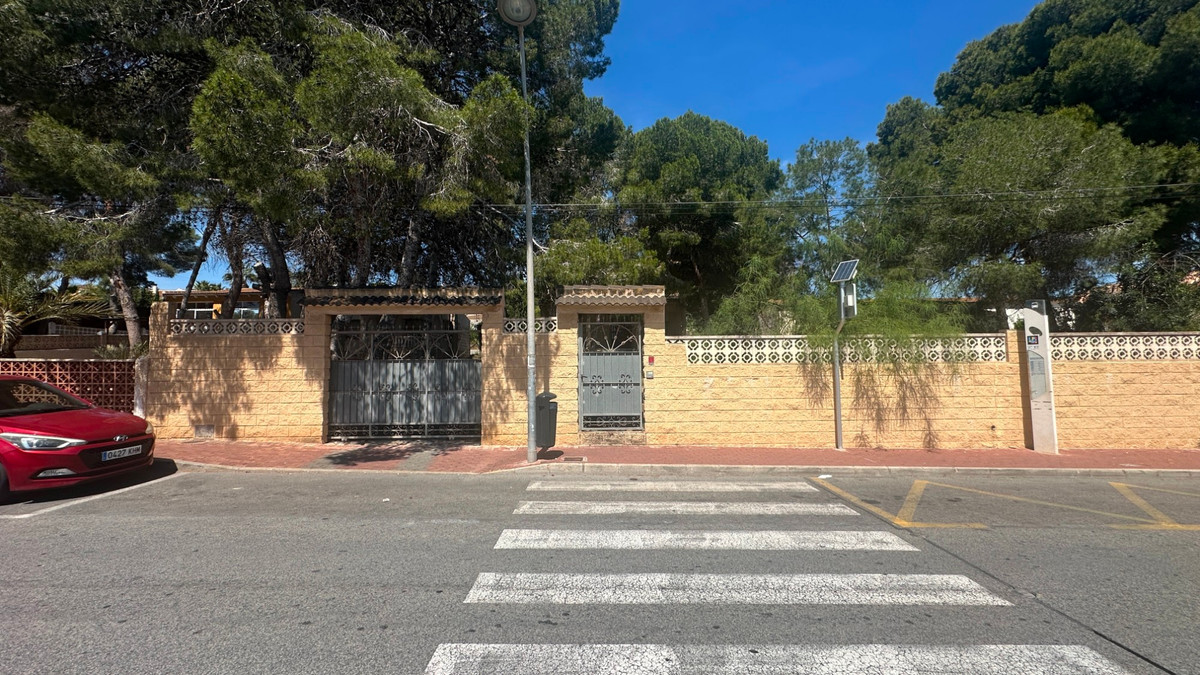 For sale - 8 Bedroom 4 Bathroom House - Detached Villa in Torrevieja - Torrevieja Centro  - Alicante