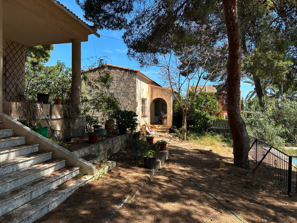 For sale - 8 Bedroom 4 Bathroom House - Detached Villa in Torrevieja - Torrevieja Centro  - Alicante