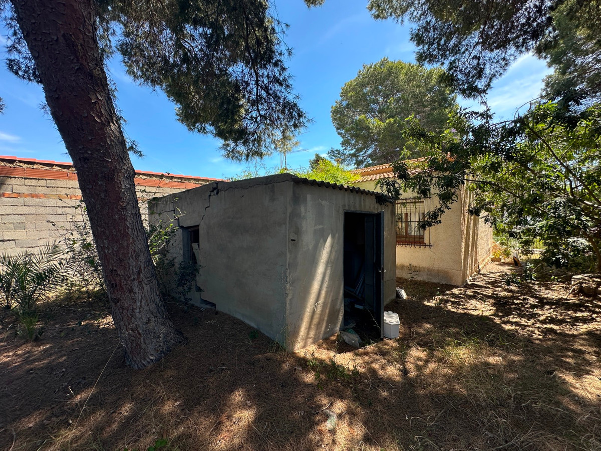 For sale - 8 Bedroom 4 Bathroom House - Detached Villa in Torrevieja - Torrevieja Centro  - Alicante