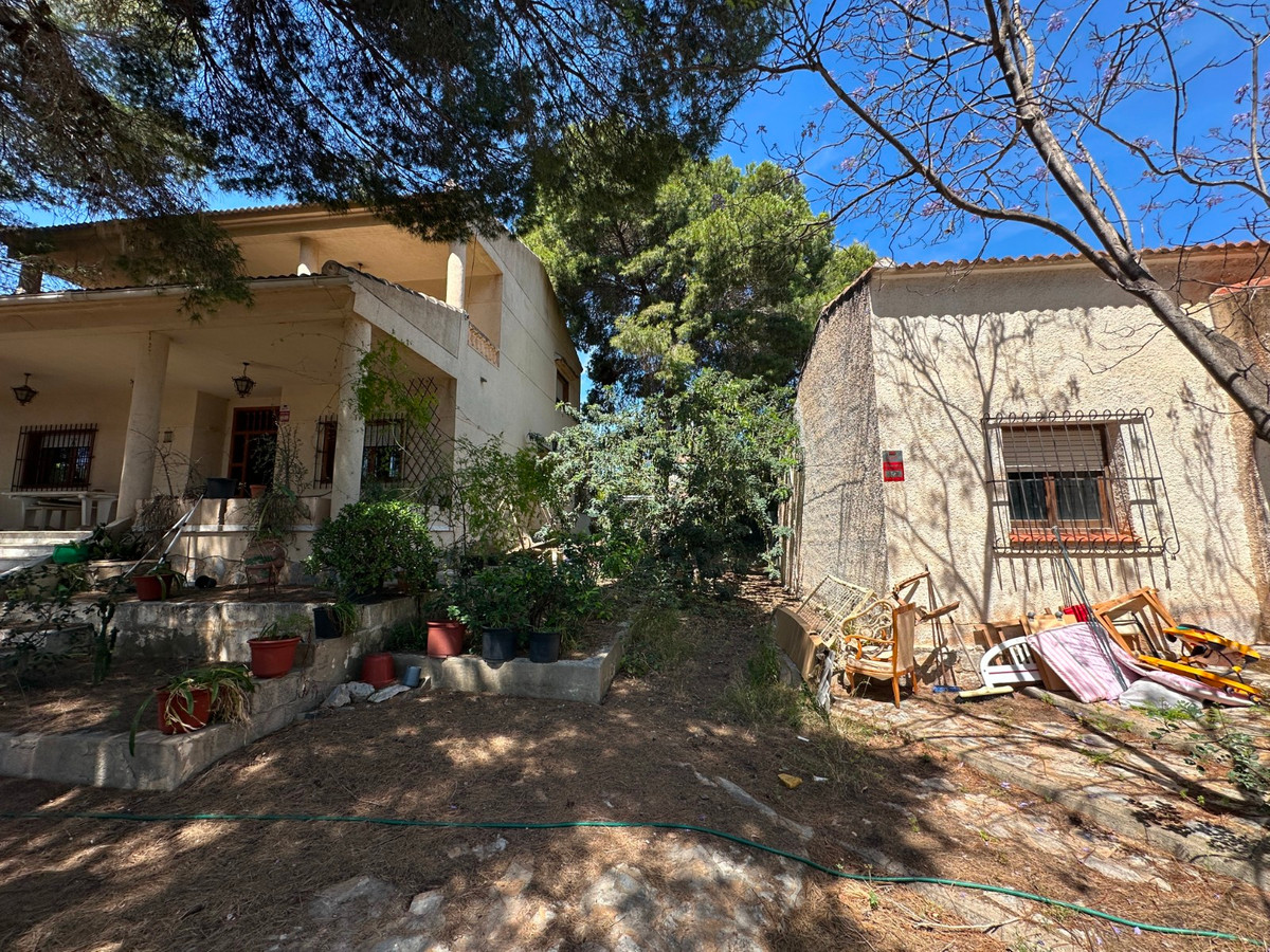 For sale - 8 Bedroom 4 Bathroom House - Detached Villa in Torrevieja - Torrevieja Centro  - Alicante