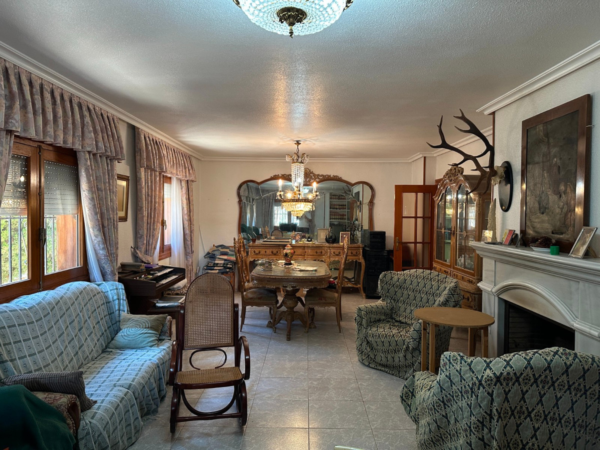 For sale - 8 Bedroom 4 Bathroom House - Detached Villa in Torrevieja - Torrevieja Centro  - Alicante