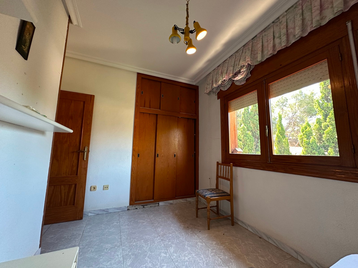 For sale - 8 Bedroom 4 Bathroom House - Detached Villa in Torrevieja - Torrevieja Centro  - Alicante
