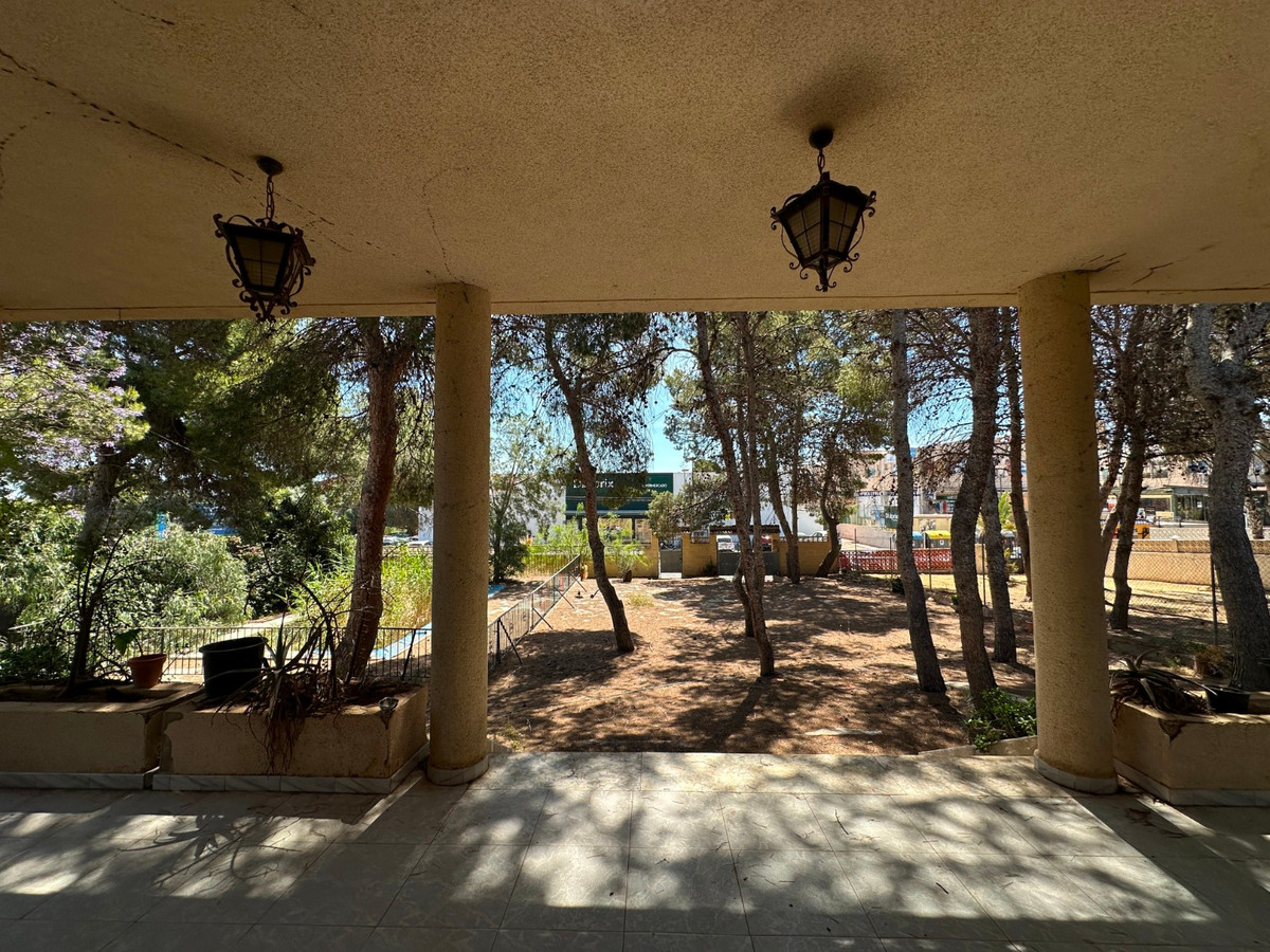 For sale - 8 Bedroom 4 Bathroom House - Detached Villa in Torrevieja - Torrevieja Centro  - Alicante