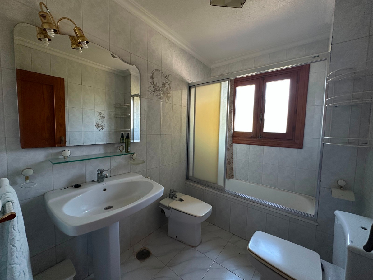 For sale - 8 Bedroom 4 Bathroom House - Detached Villa in Torrevieja - Torrevieja Centro  - Alicante