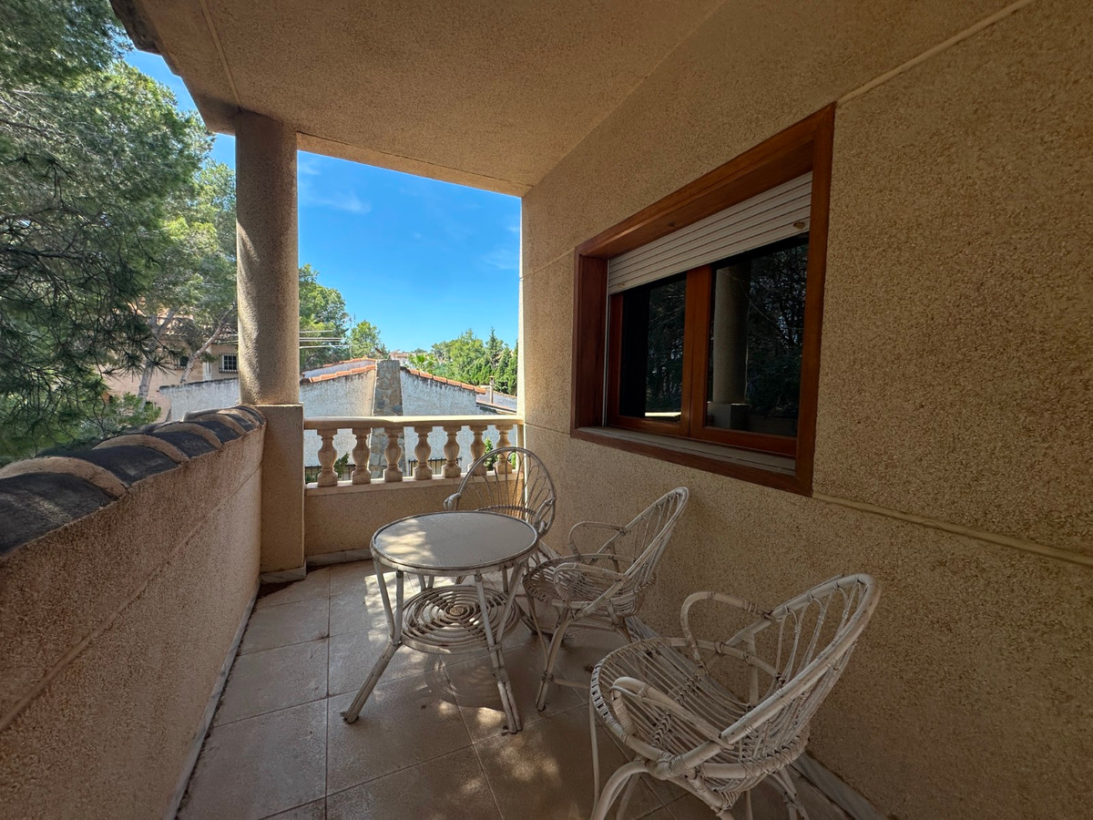 For sale - 8 Bedroom 4 Bathroom House - Detached Villa in Torrevieja - Torrevieja Centro  - Alicante
