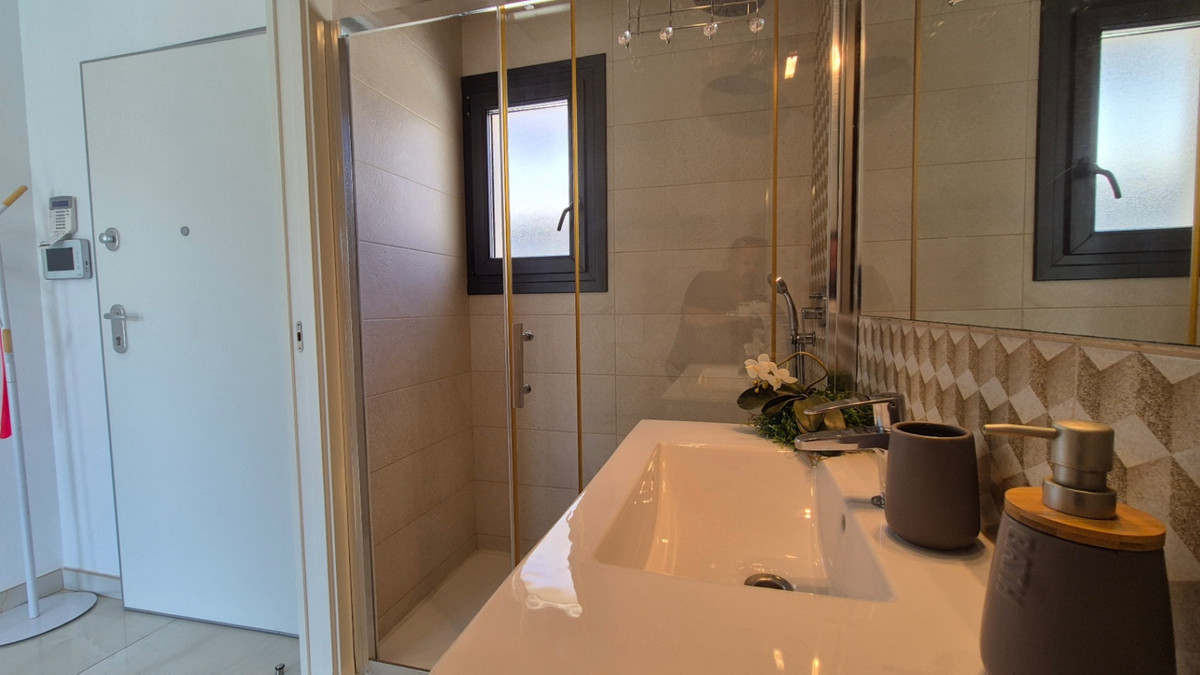 For sale - 4 Bedroom 4 Bathroom House - Detached Villa in Torrevieja - Torrevieja Centro  - Alicante