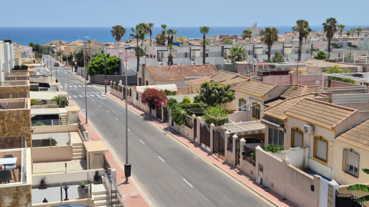 For sale - 4 Bedroom 4 Bathroom House - Detached Villa in Torrevieja - Torrevieja Centro  - Alicante
