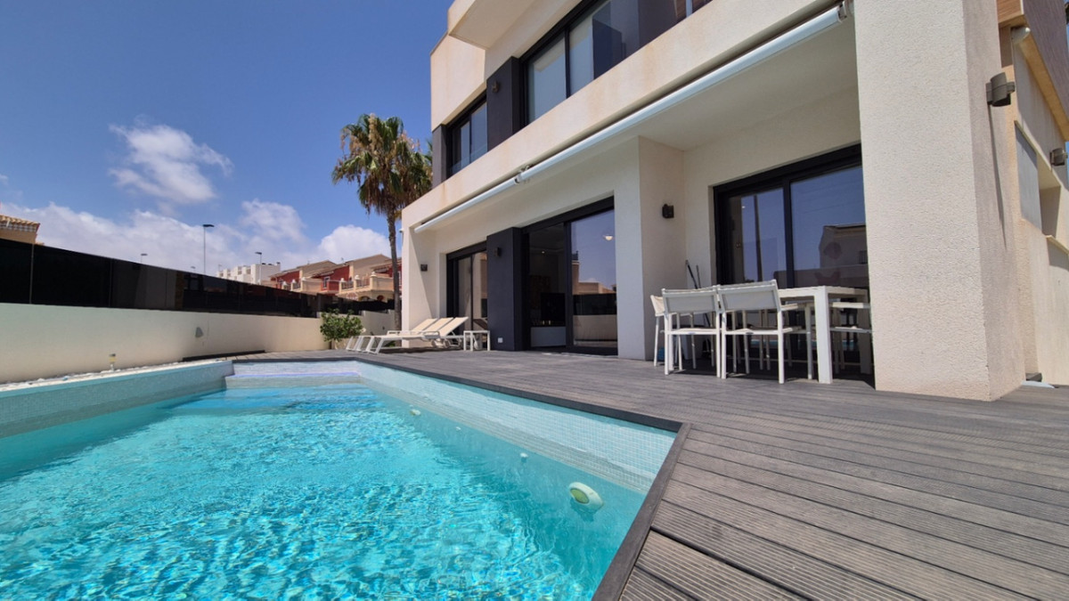 For sale - 4 Bedroom 4 Bathroom House - Detached Villa in Torrevieja - Torrevieja Centro  - Alicante