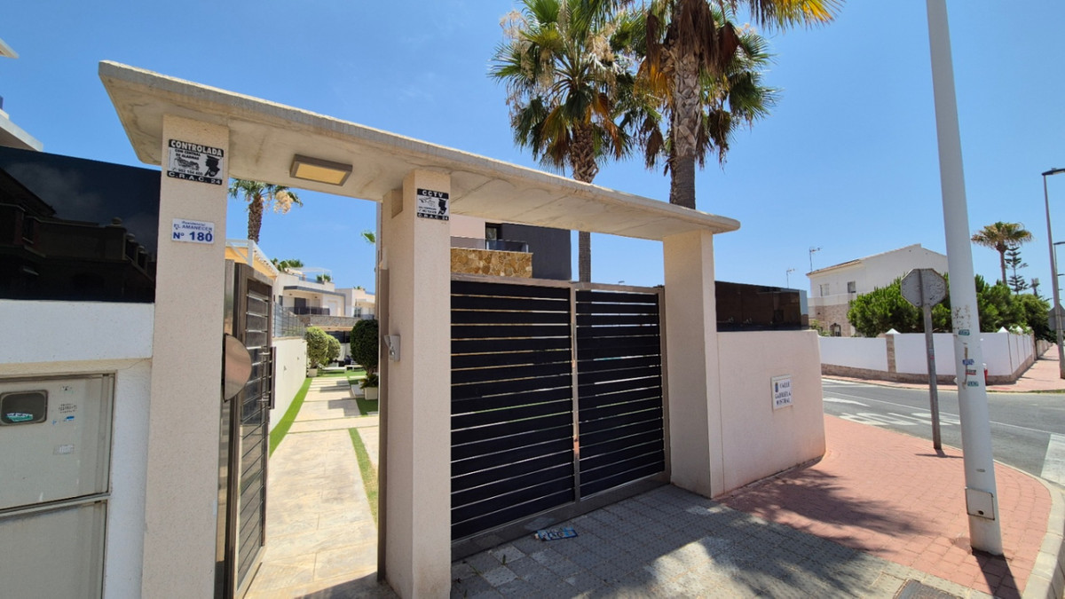 For sale - 4 Bedroom 4 Bathroom House - Detached Villa in Torrevieja - Torrevieja Centro  - Alicante