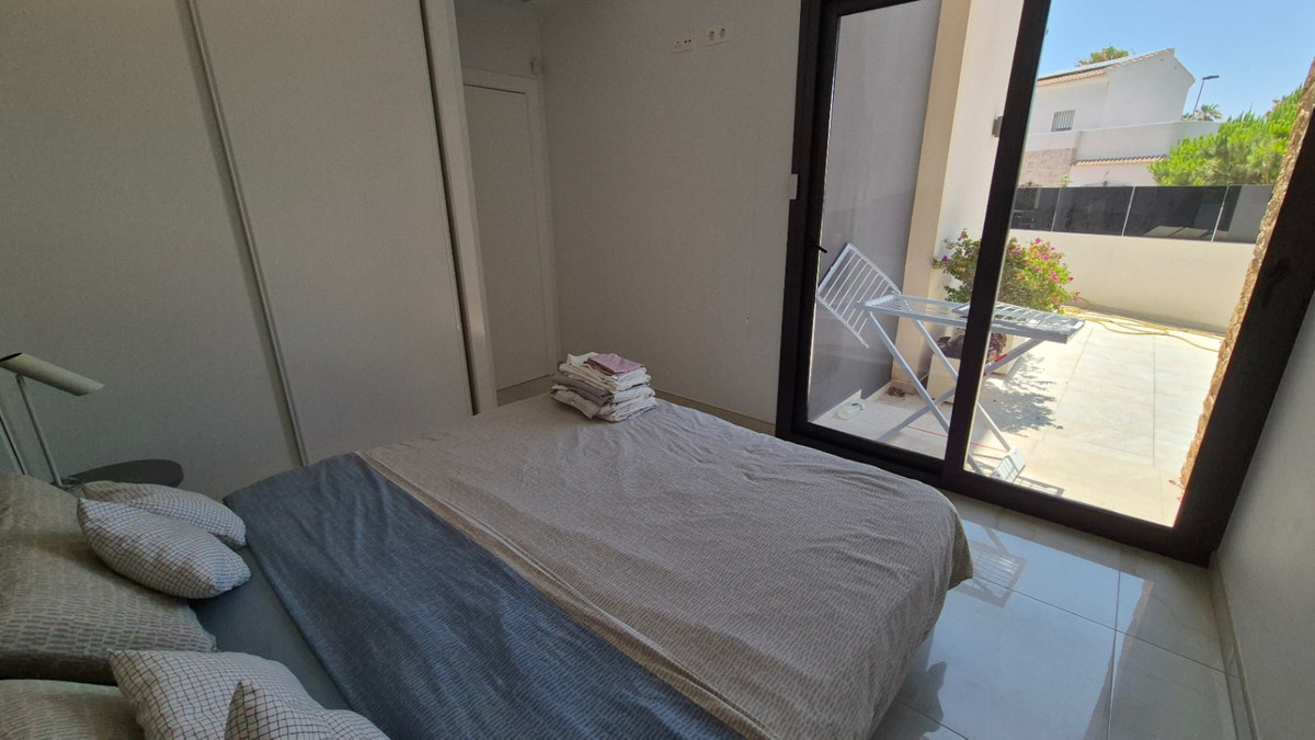 For sale - 4 Bedroom 4 Bathroom House - Detached Villa in Torrevieja - Torrevieja Centro  - Alicante