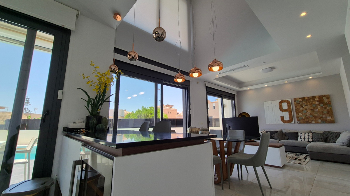 For sale - 4 Bedroom 4 Bathroom House - Detached Villa in Torrevieja - Torrevieja Centro  - Alicante