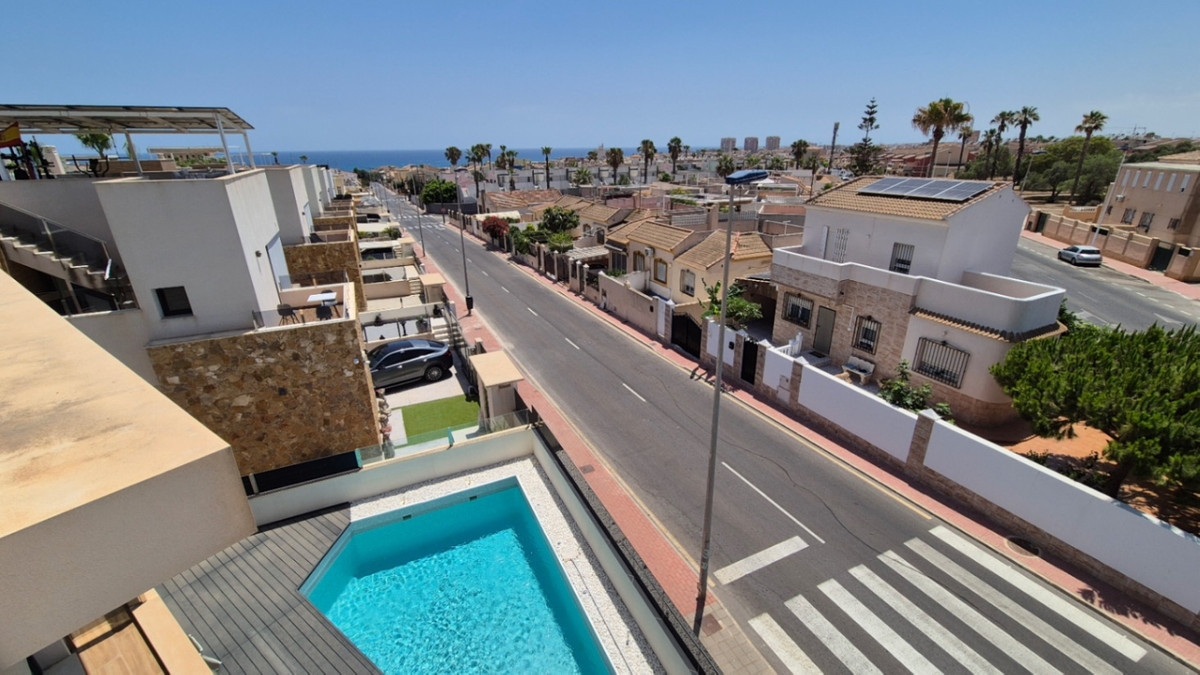 For sale - 4 Bedroom 4 Bathroom House - Detached Villa in Torrevieja - Torrevieja Centro  - Alicante