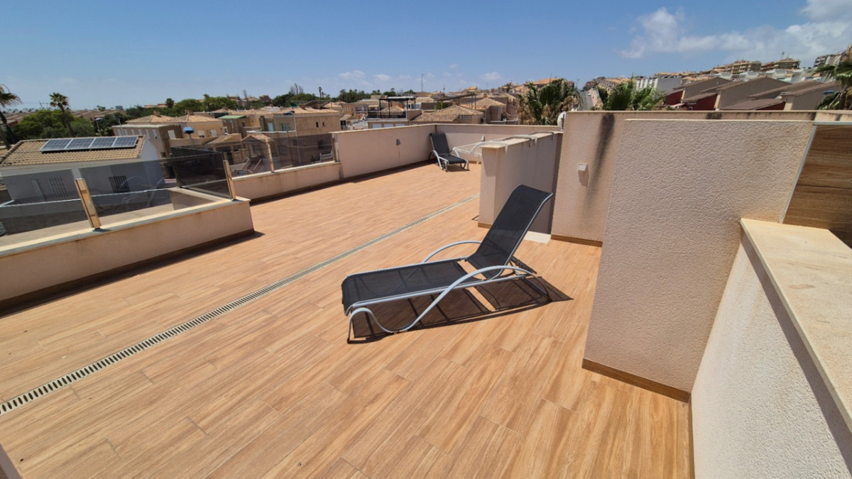 For sale - 4 Bedroom 4 Bathroom House - Detached Villa in Torrevieja - Torrevieja Centro  - Alicante