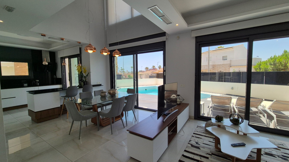 For sale - 4 Bedroom 4 Bathroom House - Detached Villa in Torrevieja - Torrevieja Centro  - Alicante
