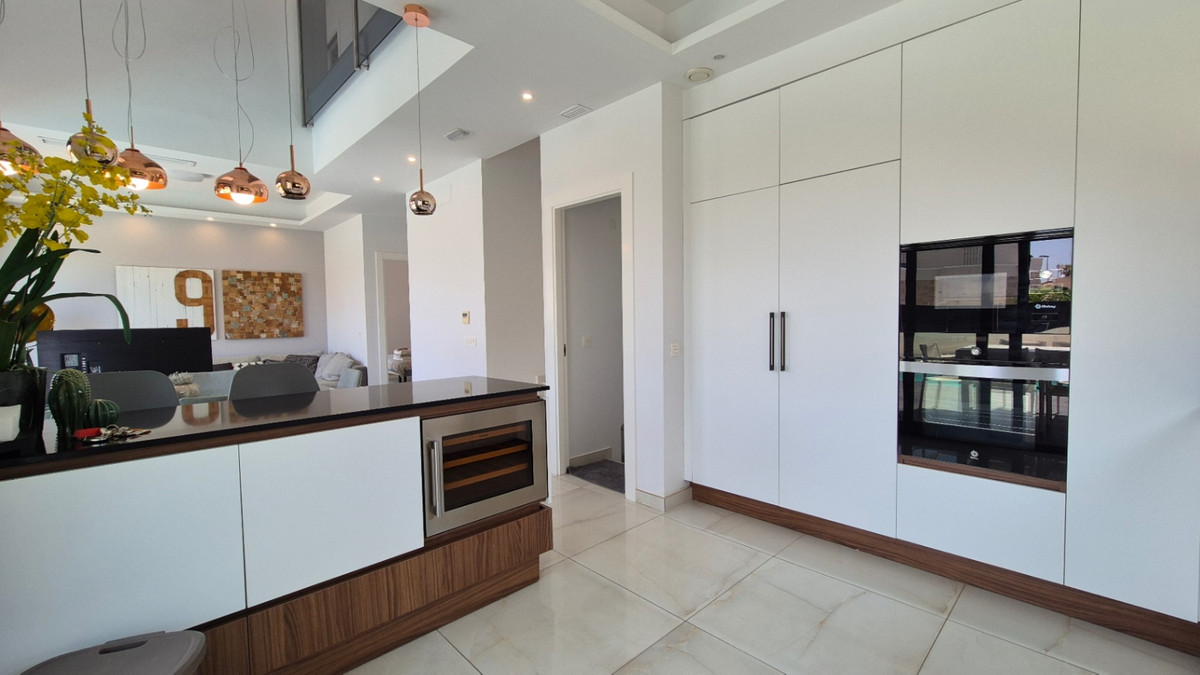 For sale - 4 Bedroom 4 Bathroom House - Detached Villa in Torrevieja - Torrevieja Centro  - Alicante