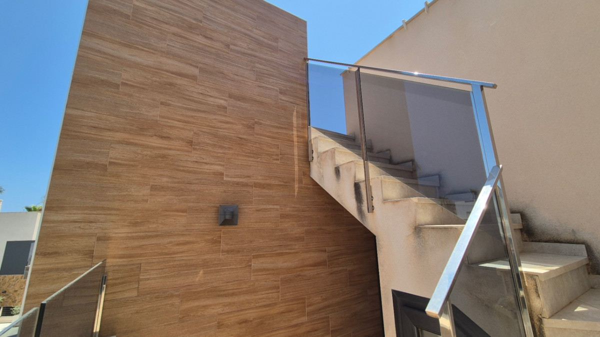 For sale - 4 Bedroom 4 Bathroom House - Detached Villa in Torrevieja - Torrevieja Centro  - Alicante