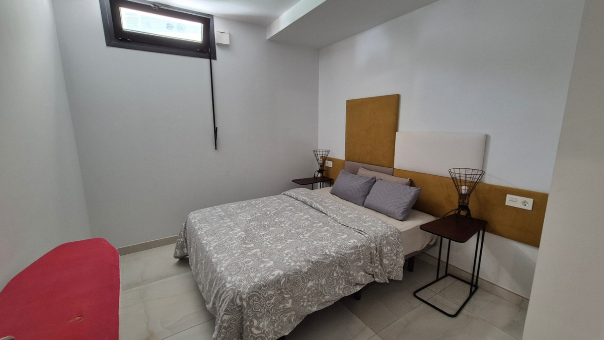For sale - 4 Bedroom 4 Bathroom House - Detached Villa in Torrevieja - Torrevieja Centro  - Alicante