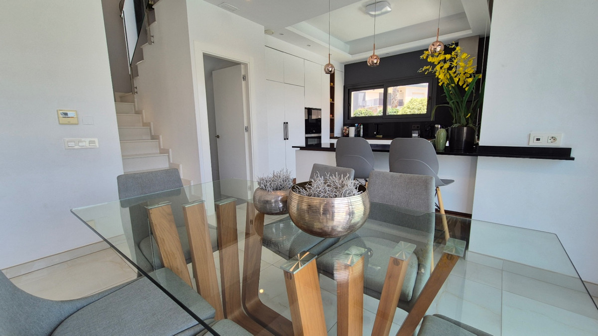 For sale - 4 Bedroom 4 Bathroom House - Detached Villa in Torrevieja - Torrevieja Centro  - Alicante