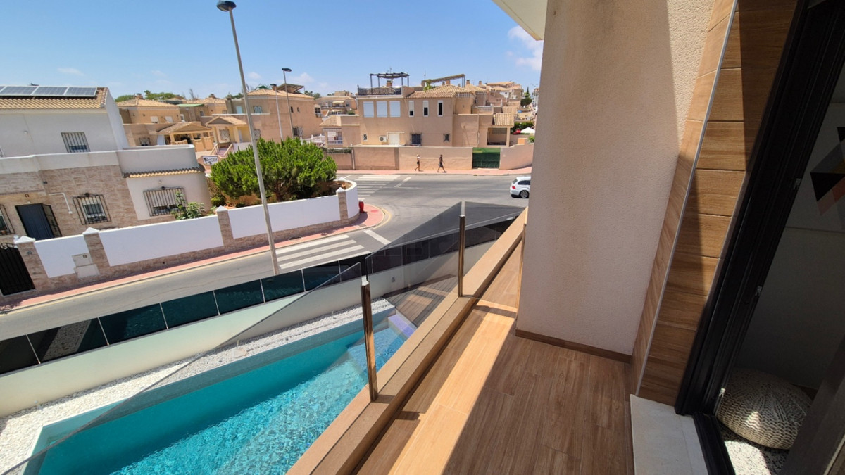 For sale - 4 Bedroom 4 Bathroom House - Detached Villa in Torrevieja - Torrevieja Centro  - Alicante