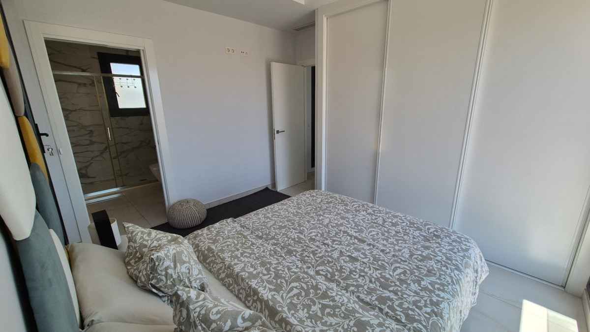 For sale - 4 Bedroom 4 Bathroom House - Detached Villa in Torrevieja - Torrevieja Centro  - Alicante
