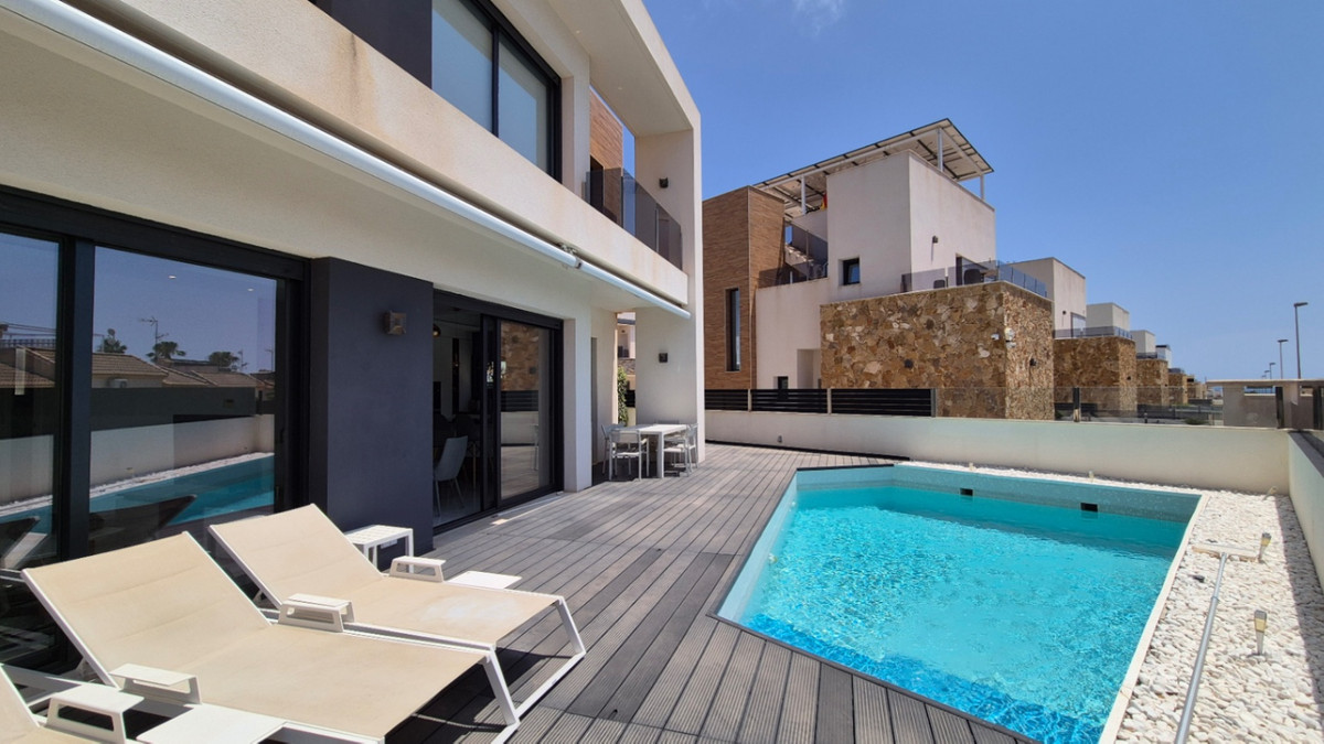 For sale - 4 Bedroom 4 Bathroom House - Detached Villa in Torrevieja - Torrevieja Centro  - Alicante