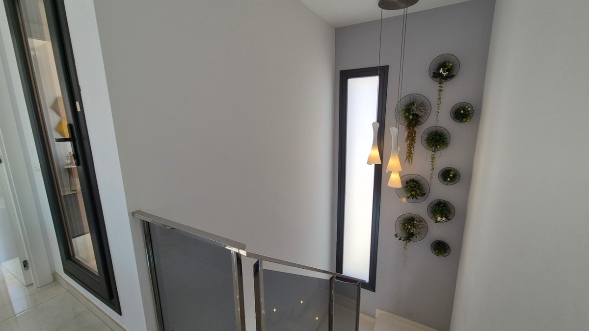 For sale - 4 Bedroom 4 Bathroom House - Detached Villa in Torrevieja - Torrevieja Centro  - Alicante