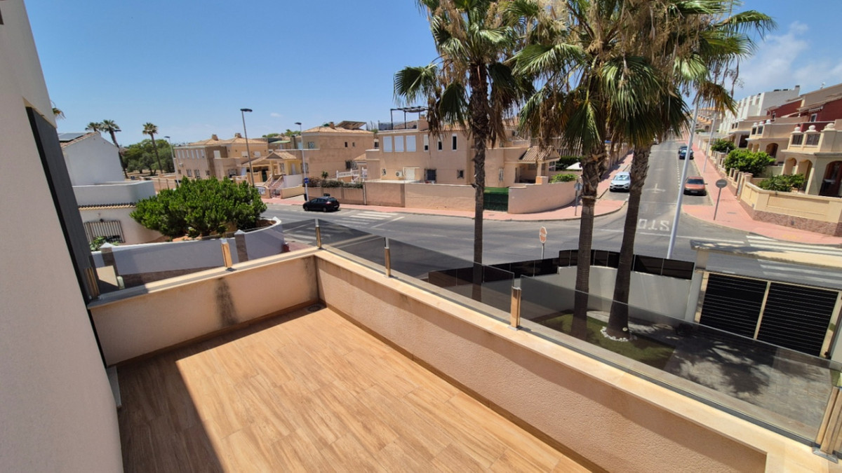 For sale - 4 Bedroom 4 Bathroom House - Detached Villa in Torrevieja - Torrevieja Centro  - Alicante