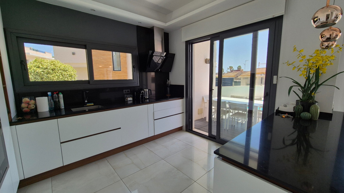 For sale - 4 Bedroom 4 Bathroom House - Detached Villa in Torrevieja - Torrevieja Centro  - Alicante