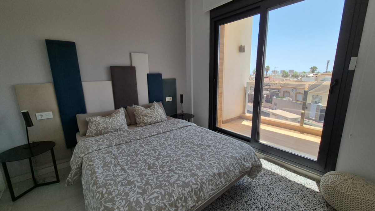 For sale - 4 Bedroom 4 Bathroom House - Detached Villa in Torrevieja - Torrevieja Centro  - Alicante