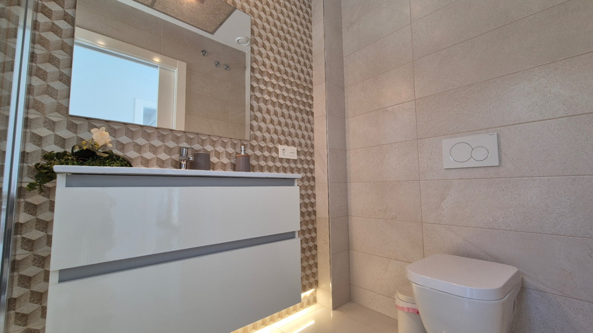 For sale - 4 Bedroom 4 Bathroom House - Detached Villa in Torrevieja - Torrevieja Centro  - Alicante