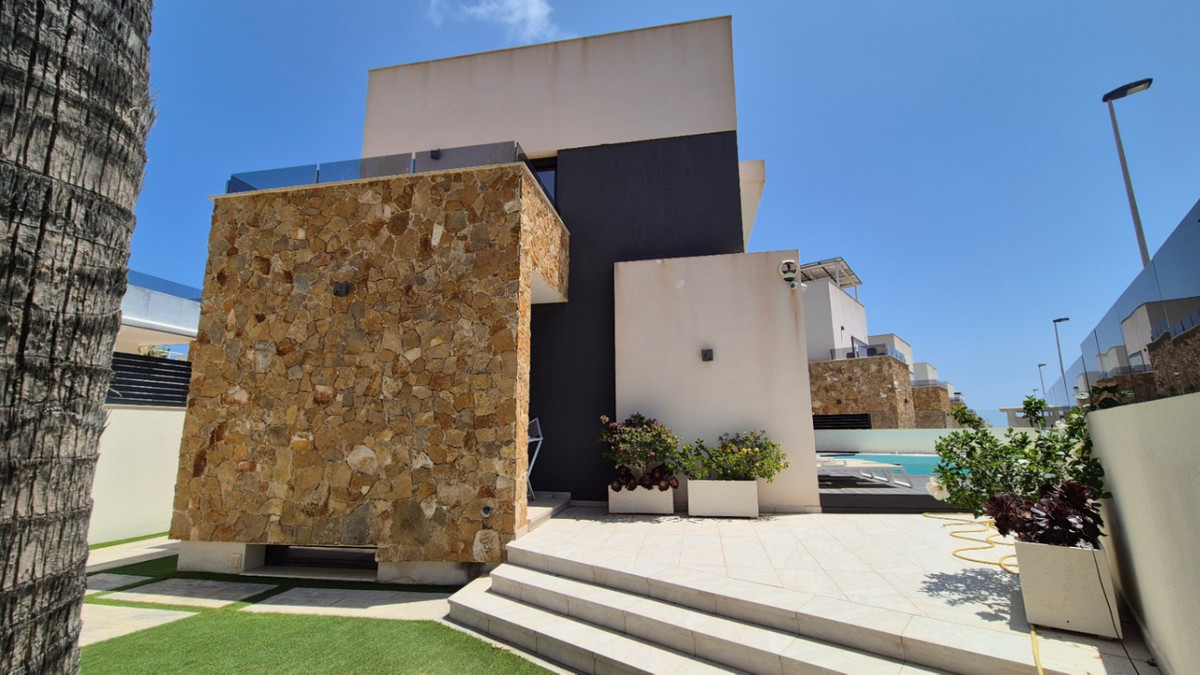 For sale - 4 Bedroom 4 Bathroom House - Detached Villa in Torrevieja - Torrevieja Centro  - Alicante
