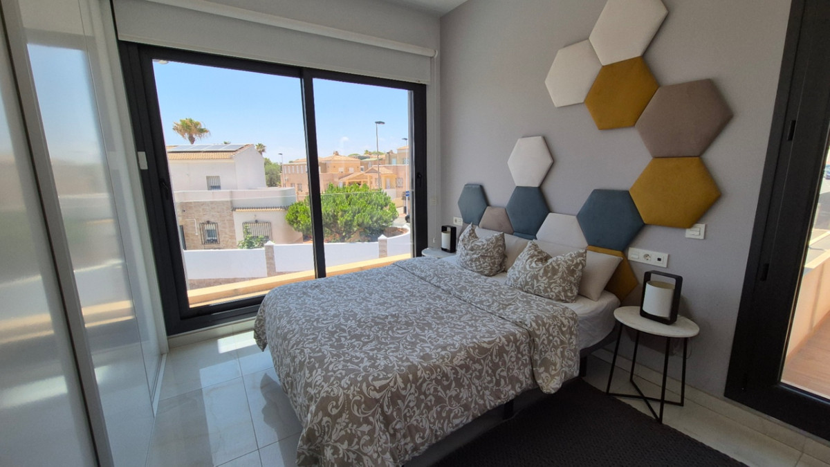 For sale - 4 Bedroom 4 Bathroom House - Detached Villa in Torrevieja - Torrevieja Centro  - Alicante