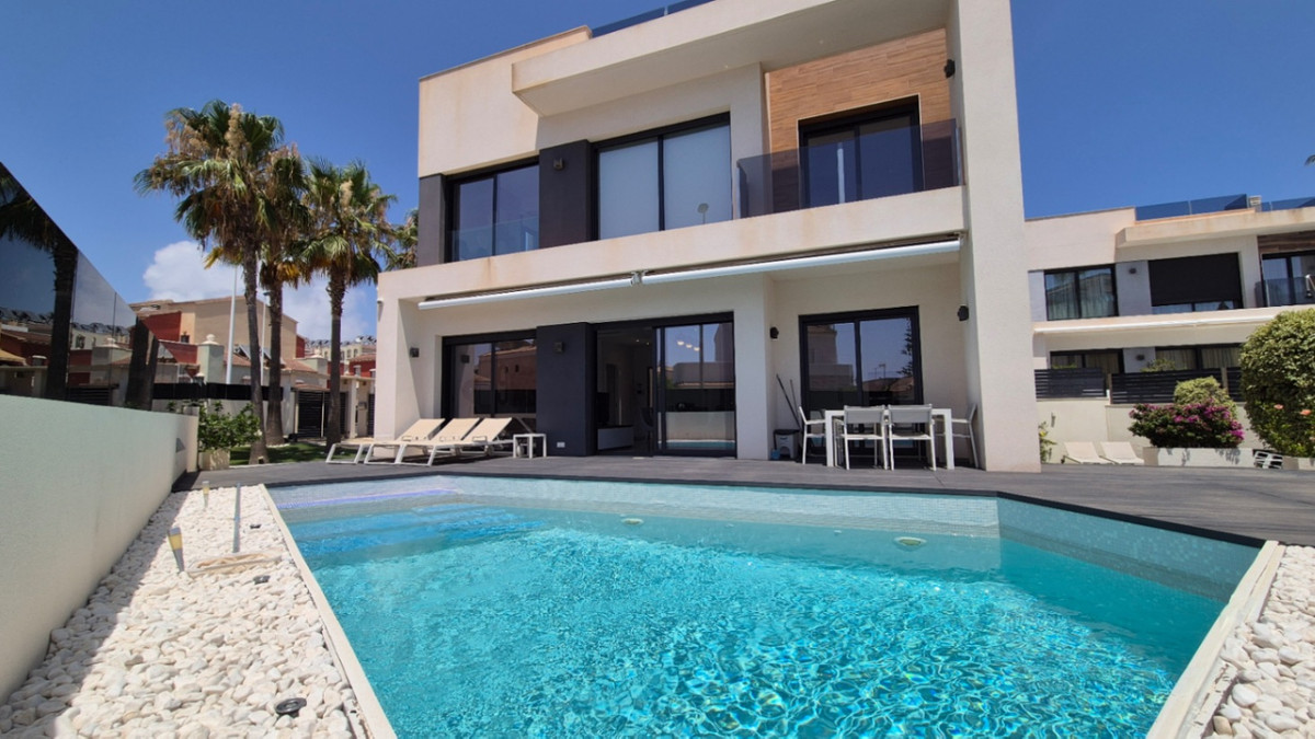 For sale - 4 Bedroom 4 Bathroom House - Detached Villa in Torrevieja - Torrevieja Centro  - Alicante