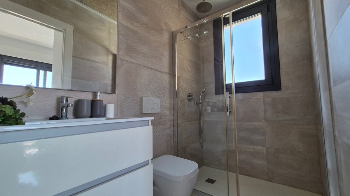 For sale - 4 Bedroom 4 Bathroom House - Detached Villa in Torrevieja - Torrevieja Centro  - Alicante