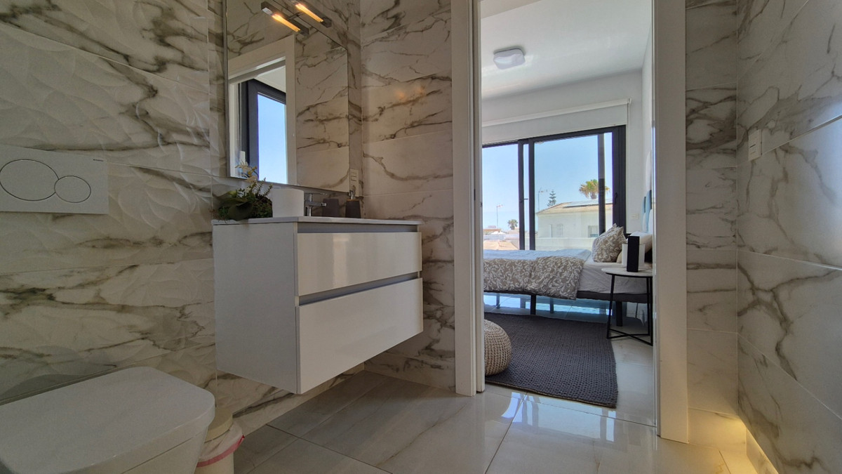 For sale - 4 Bedroom 4 Bathroom House - Detached Villa in Torrevieja - Torrevieja Centro  - Alicante