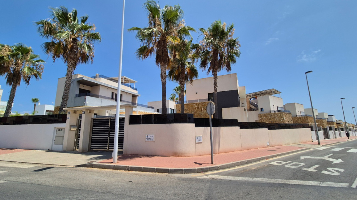 For sale - 4 Bedroom 4 Bathroom House - Detached Villa in Torrevieja - Torrevieja Centro  - Alicante